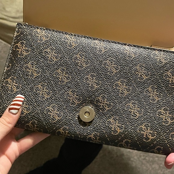 Guess bag with crossbody strap! - Picture 2 of 4